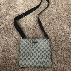 Never worn Gucci purse